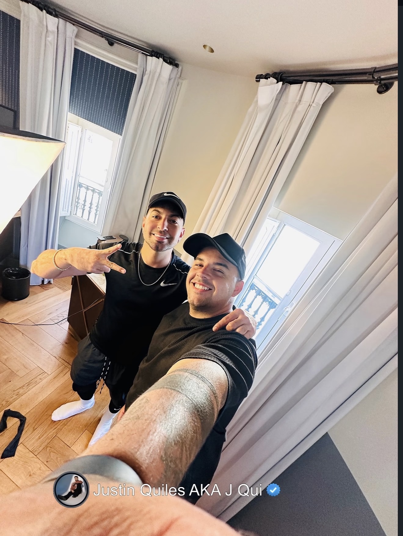 Foto compartida de dos personas en un estudio