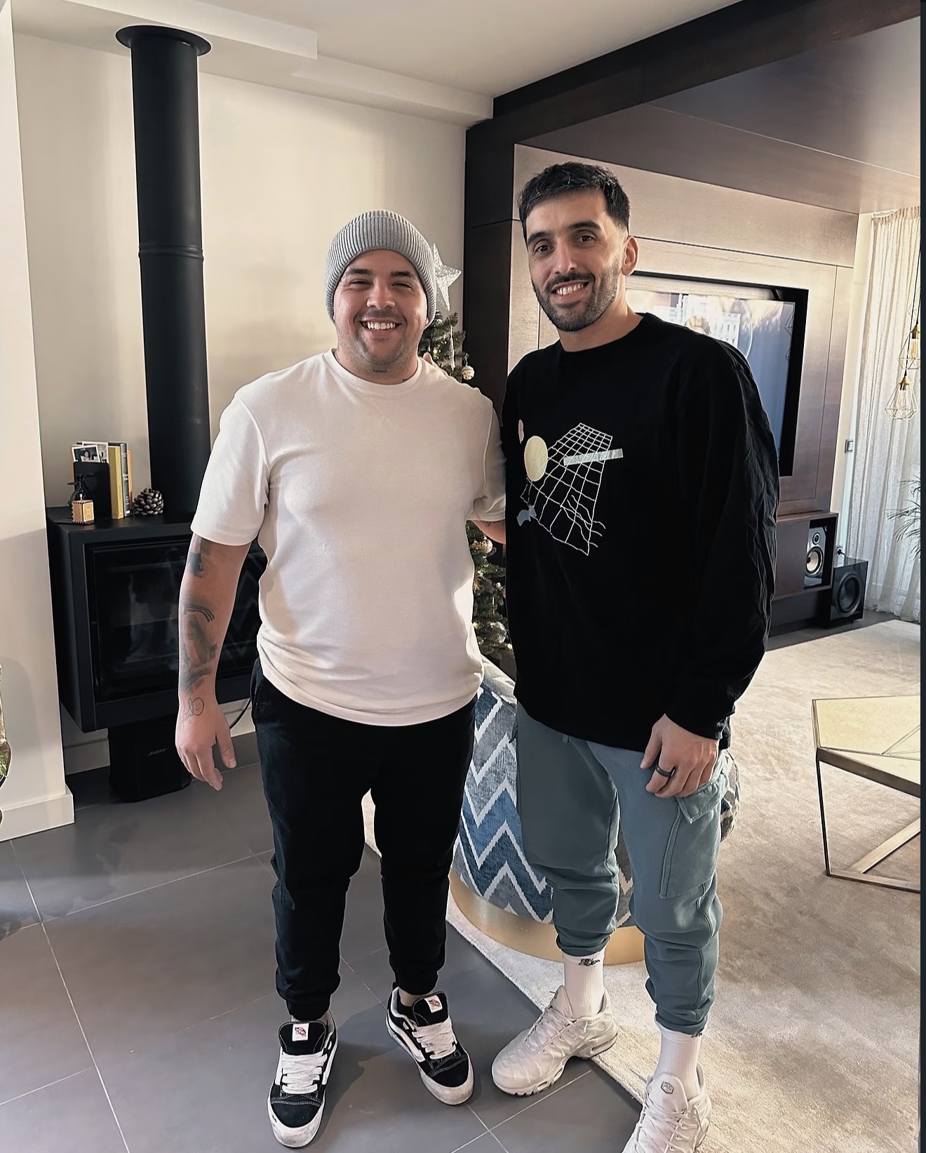 Foto compartida de dos personas posando en un interior